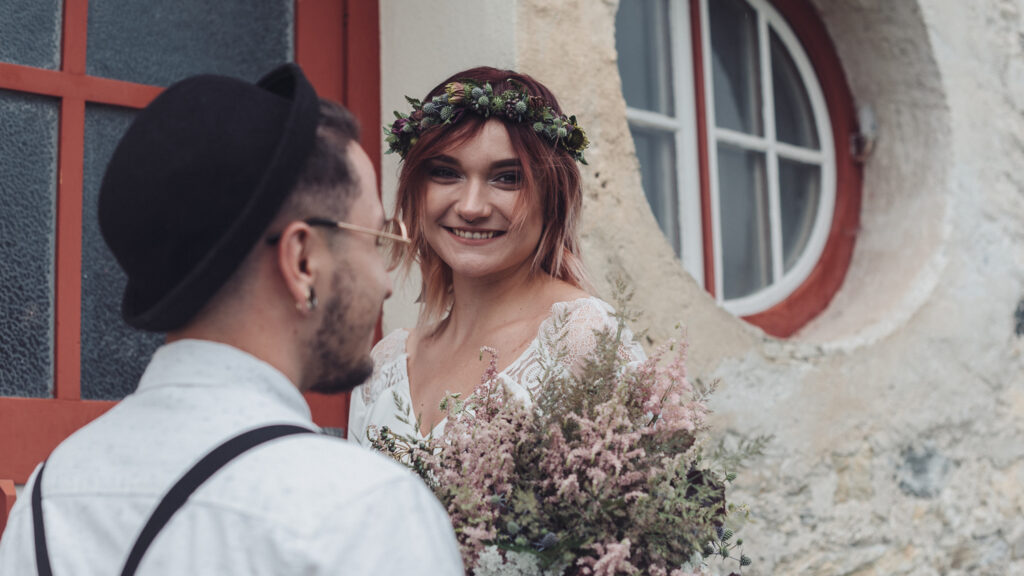 Alpine Boho-Hochzeit mit Brautstrauß in Beerentönen mit Prachtspiere
