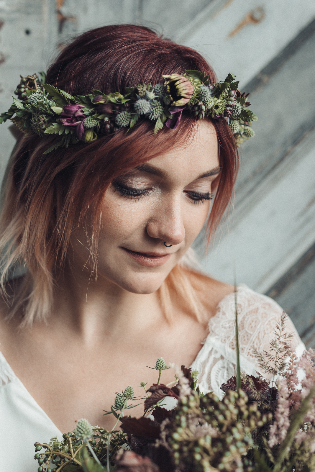 Alpine Boho-Hochzeit mit Blumen-Haarkranz in Beerentönen zum Boho-Brautkleid