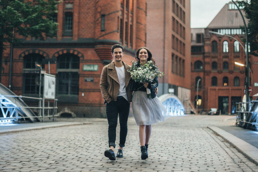 urbane Hochzeit mit Tüllrock in der Hamburger Speicherstadt