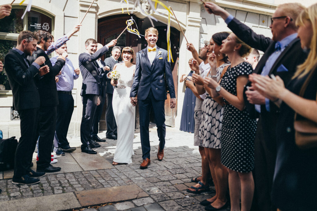Hochzeit in Dresden im Boho-Brautkleid, Bräutigam mit senfgelben Accessoires