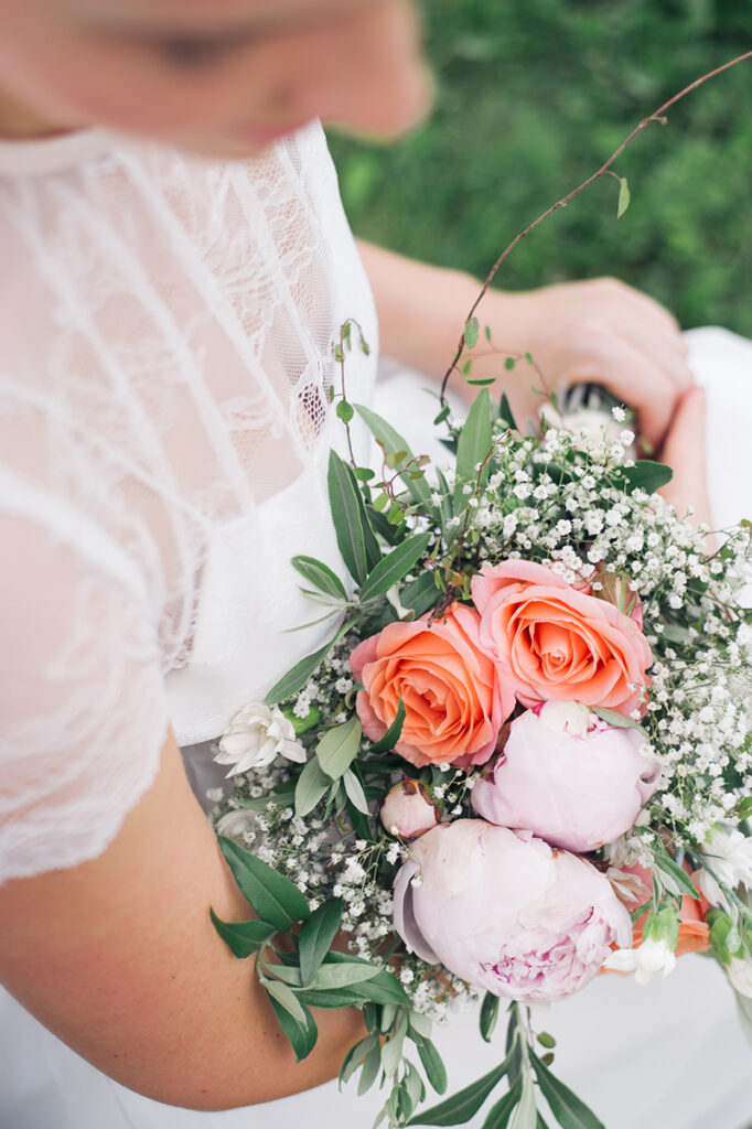 Brautstrauß mit Rosen, Pfingstrosen und Schleierkraut