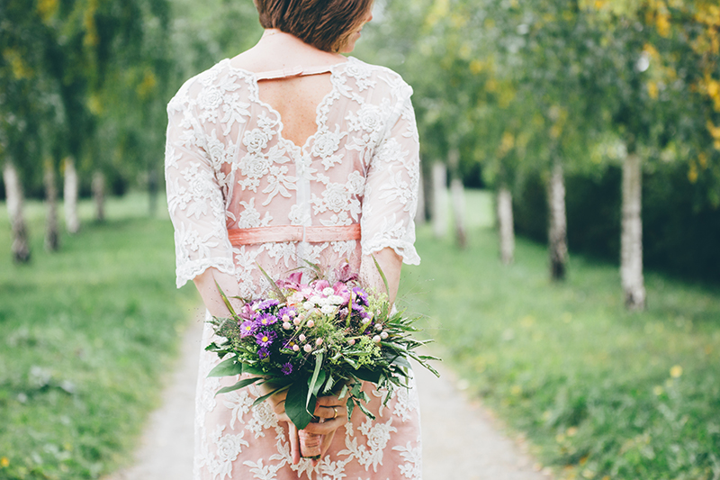 Braut mit farbigem Vintage-Brautkleid und Fascinator zur Herbsthochzeit