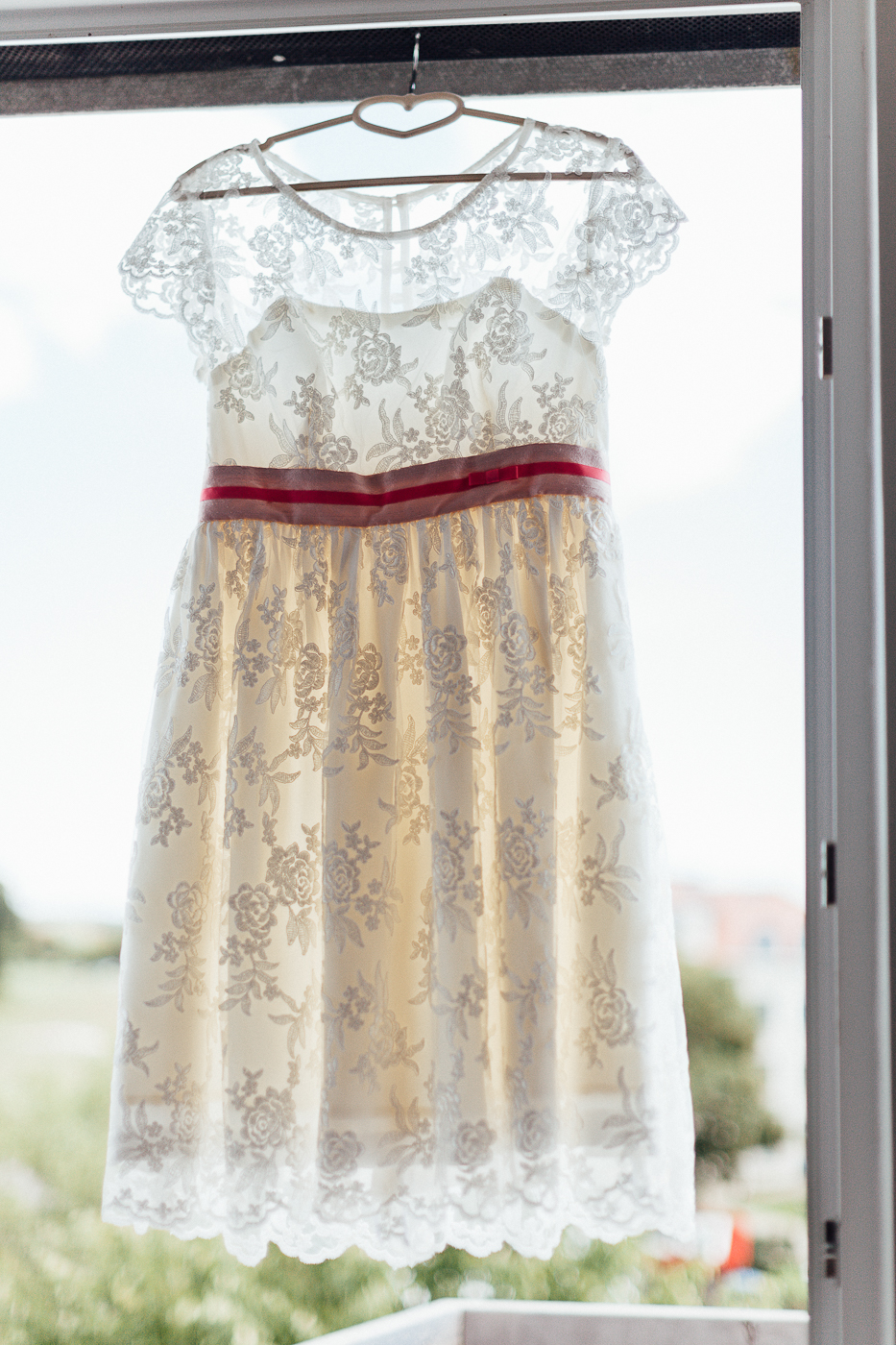 Brautkleid im Vintage-Stil hängt am Fenster