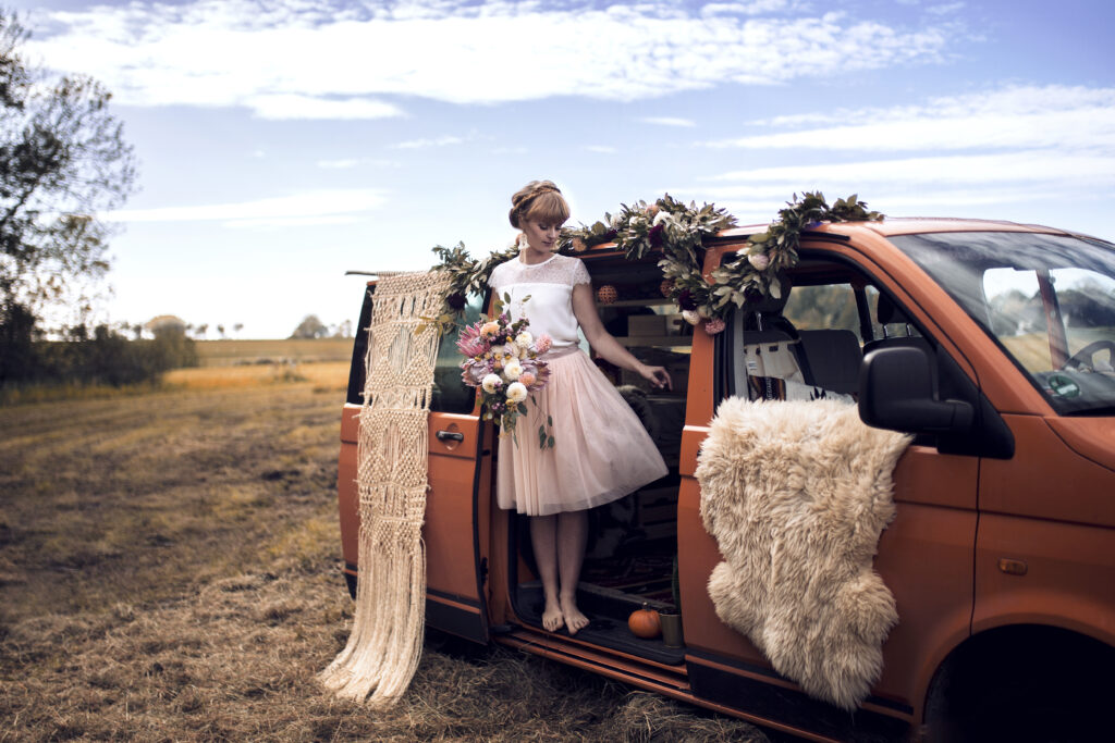 Bulli-Campervan mit Makramee und Hochzeitsdeko, kurzer Braut-Tüllrock in apricot
