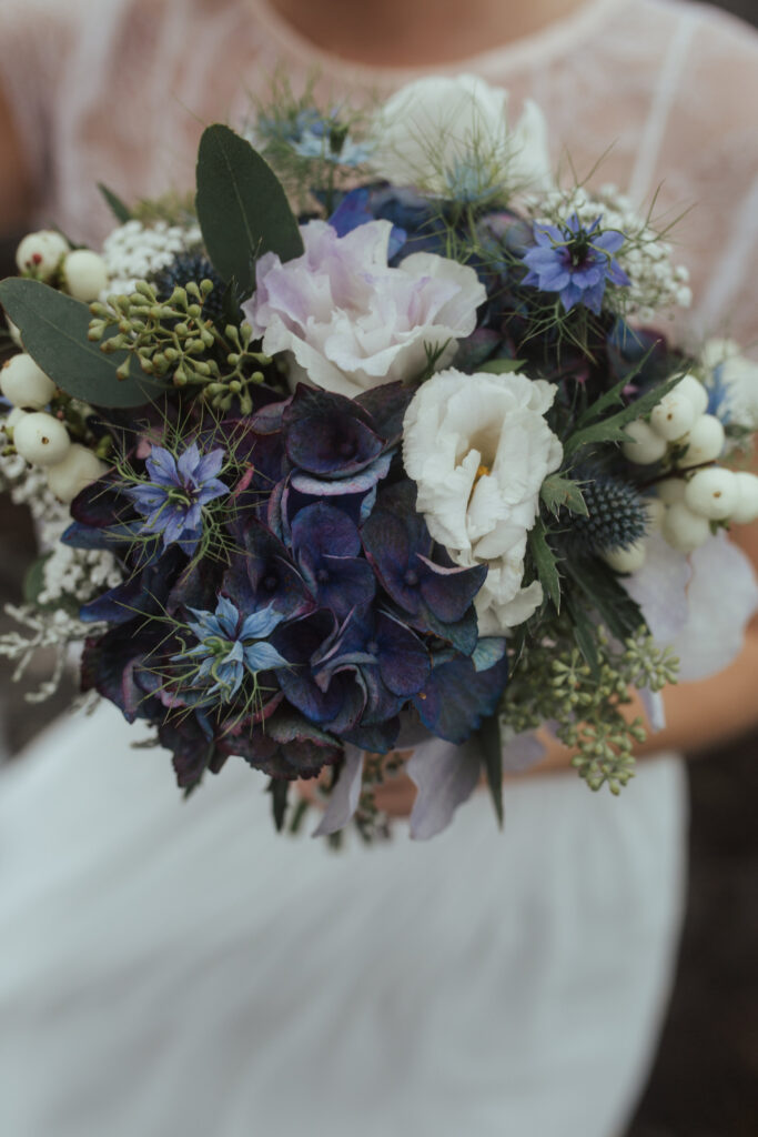 Brautstrauß in kühlen Tönen mit Blau und Cremeweiß sowie Hortensie, Distel und Jungfer im Grünen