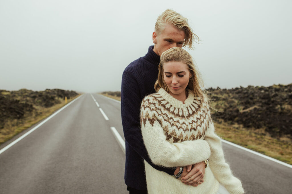 Hochzeit auf Island mit Islandpullover über dem Brautkleid
