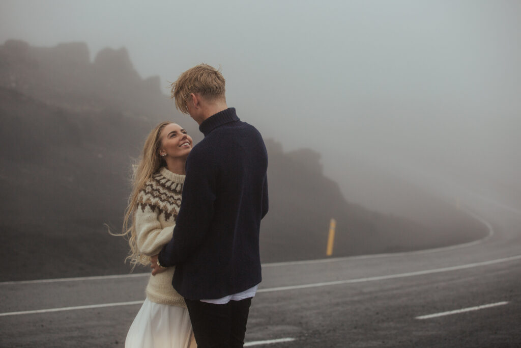 Hochzeit auf Island mit Islandpullover über dem Brautkleid