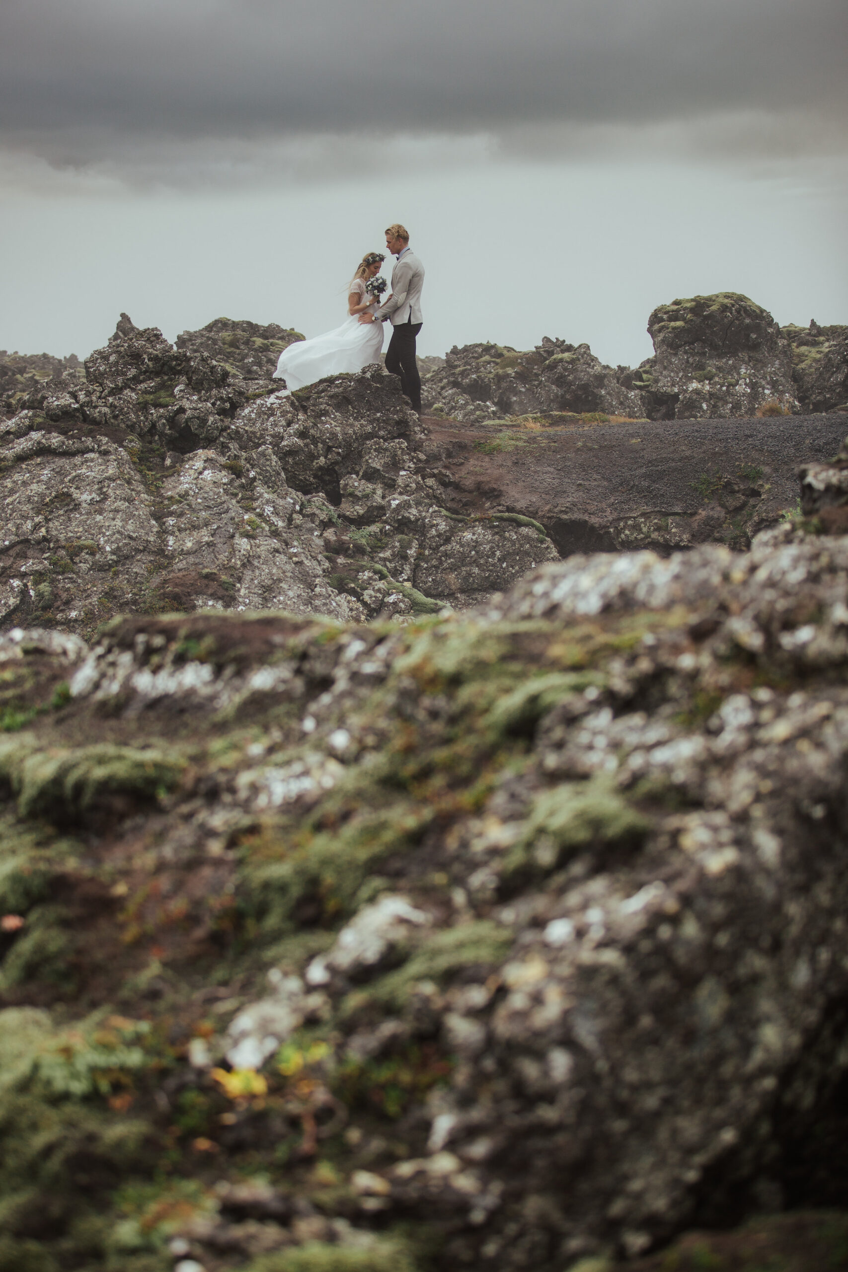 Emotionales Styled Shoot mit Boho-Brautkleid Emmi an der Blauen Lagune in Island