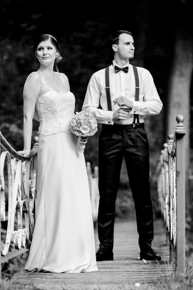 Brautstrauß aus Seidenblumen zum 30er-Jahre-Brautkleid mit Spitze und Wasserfallkragen