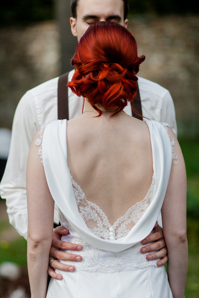Brautstrauß aus Seidenblumen zum 30er-Jahre-Brautkleid mit Spitze und Wasserfallkragen am Rücken