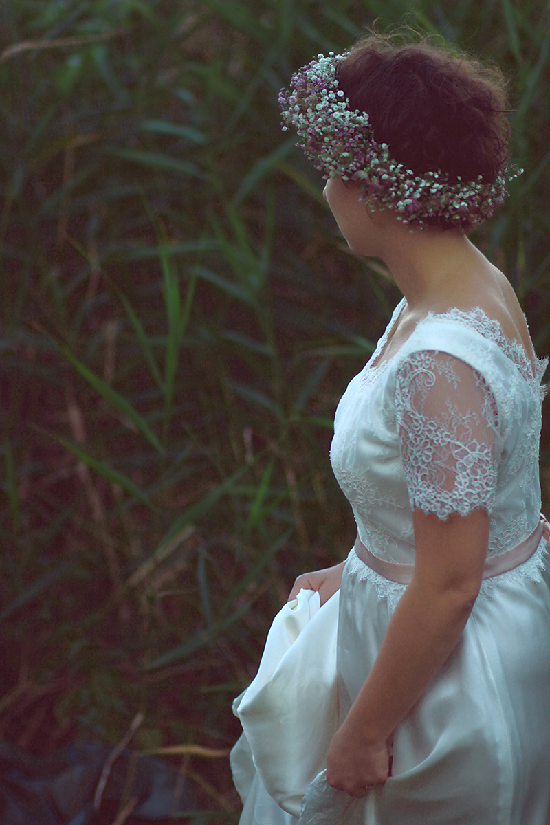 Spitzenkleid mit Seidenrock zur Hochzeit, Blumen-Haarkranz