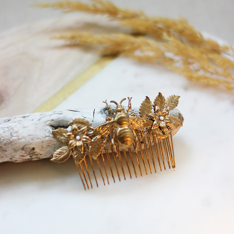 Haarkamm für die Hochzeit mit Biene in Messing