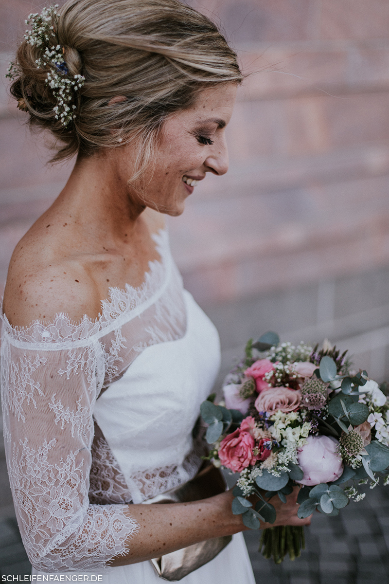 Spitzentop und Tüllrock zur Hochzeit, Brautstrauß aus Eukalyptus, Pfingstrosen und Rosen