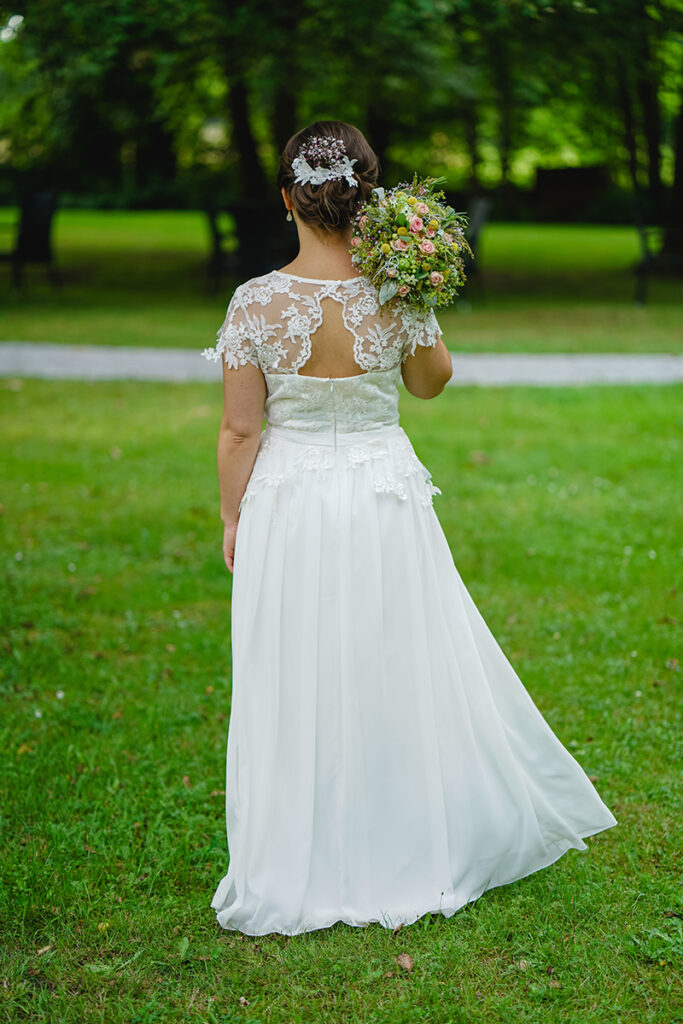 Vintage-Brautkleid mit Spitze und kurzen Ärmeln, Chiffonrock