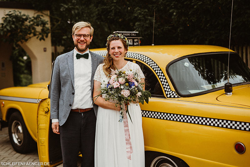 Brautpaar mit gelbem Taxi