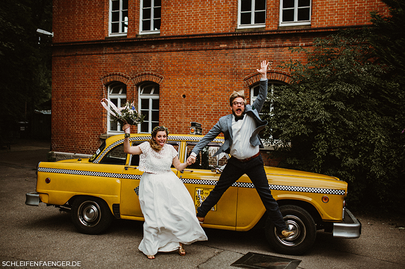 Brautpaar mit gelbem Taxi