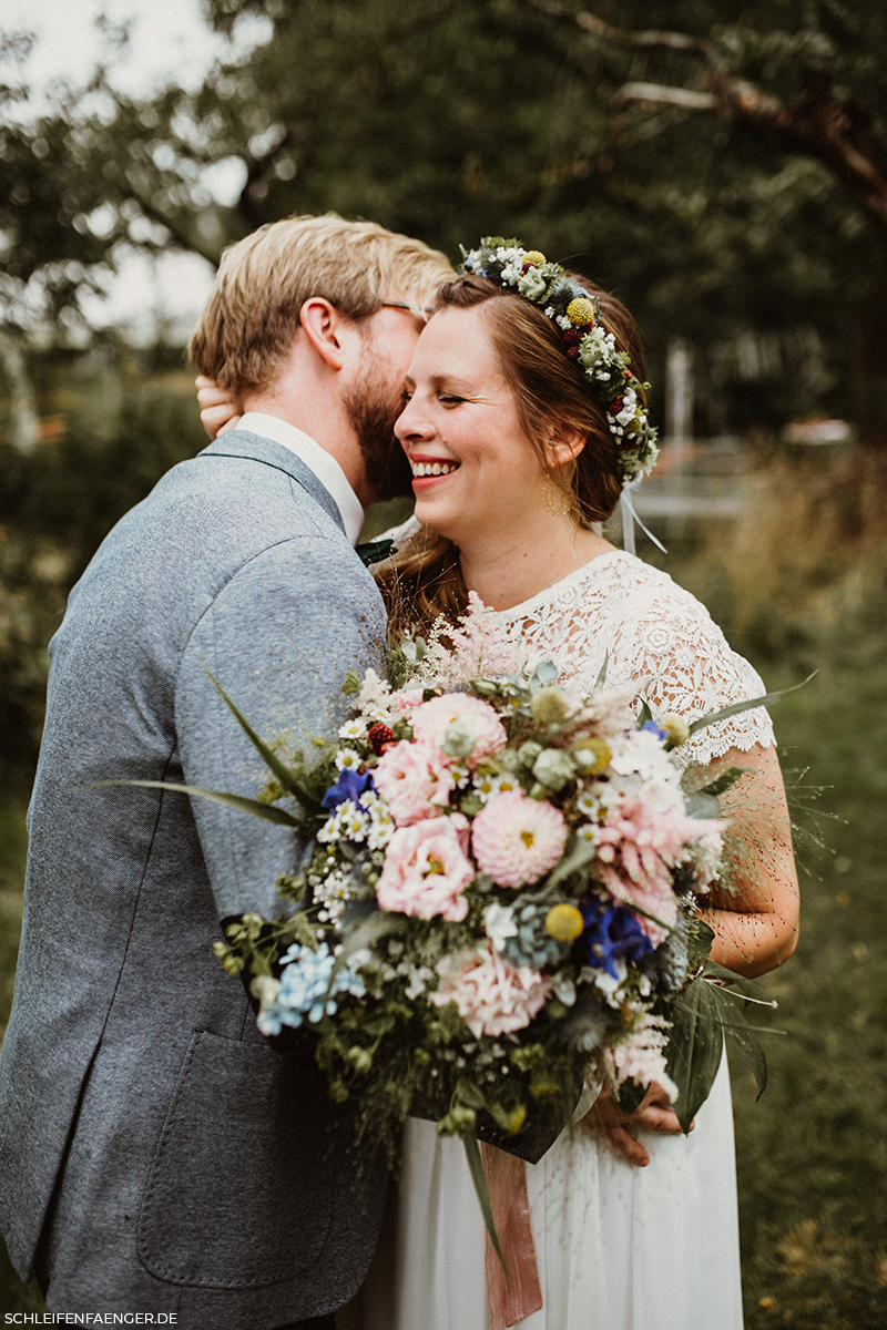 Sommerlicher Brautstrauß mit Dahlien, Spiere und Trommelstöckchen in rosa, violett und gelb, Blumen-Haarkranz