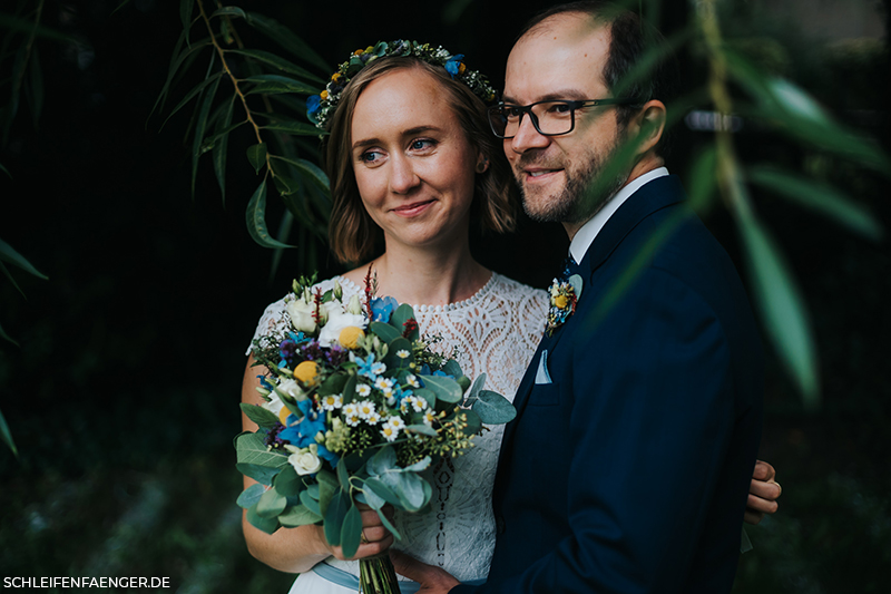 Vintage-Brautkleid mit blauem Band und Palmenspitze, Brautstrauß mit Eukalyptus und Kamille