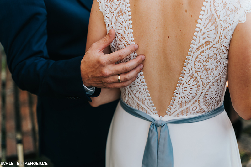 Vintage-Brautkleid mit blauem Band und Palmenspitze, tiefer Rückenausschnitt