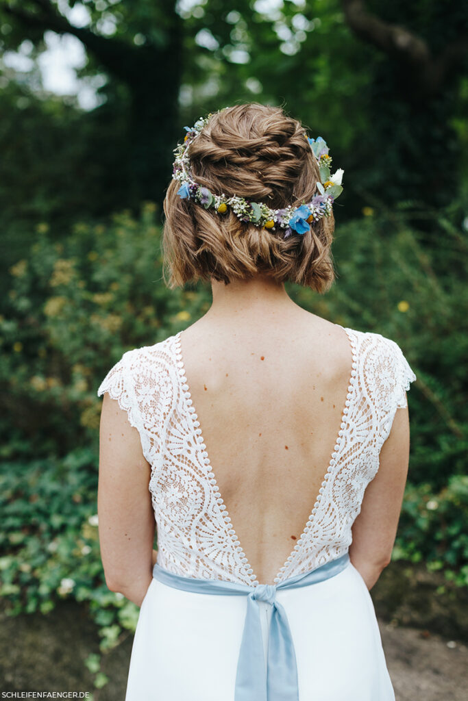 Vintage-Brautkleid mit blauem Band und Palmenspitze