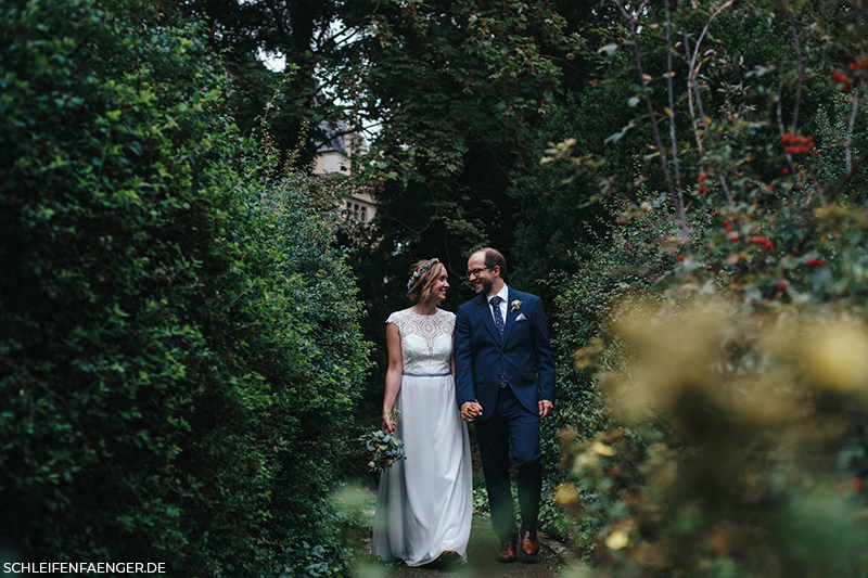 Vintage-Brautkleid mit blauem Band und Palmenspitze