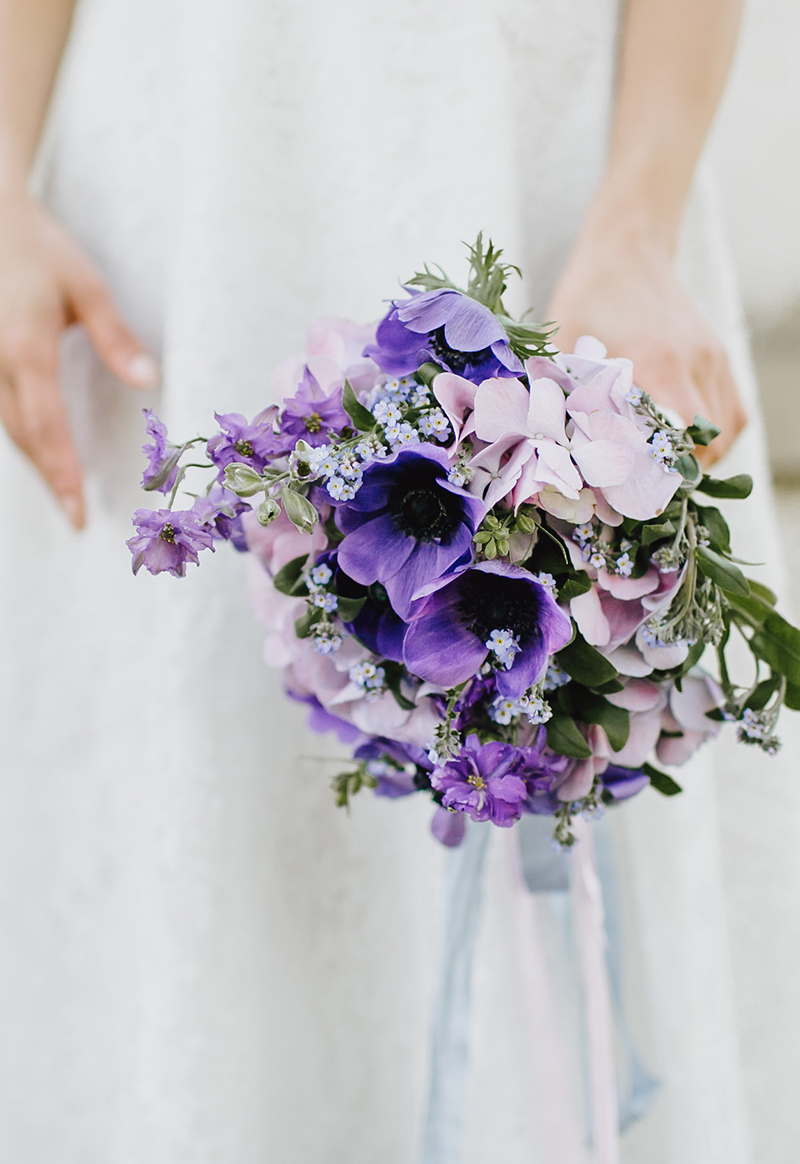Brautstrauß in Violett mit fliederfarbenen Hortensien, blauen Vergissmeinnicht sowie Rittersporn