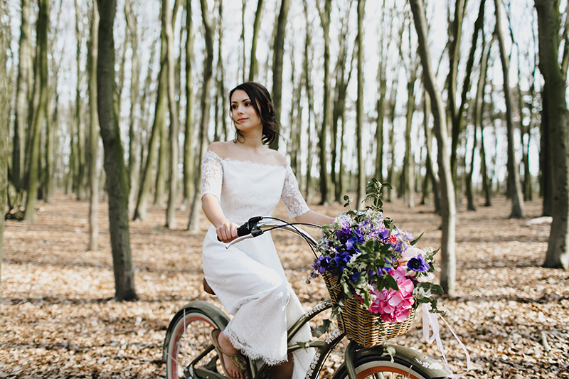 XXL-Brautstrauß mit Protea, Anemonen und Magnolien - Mädchen auf Fahrrad im Wald