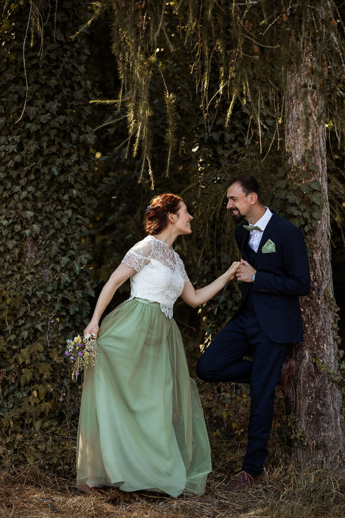 Modernes Spitzentop und grüner Tüllrock zur Hochzeit
